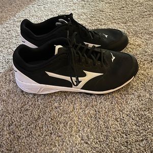 Mizuno Size 8 Women’s turf shoes (black)